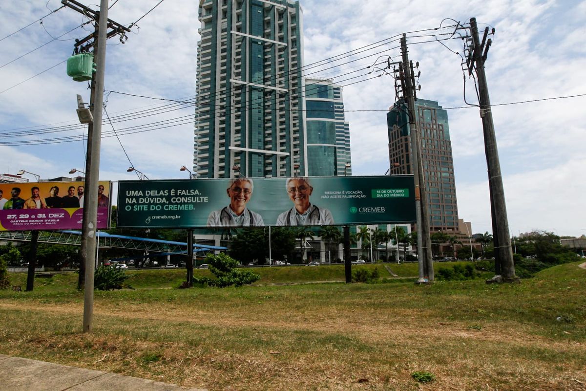 Uma das peças da campanha apresenta uma mulher branca