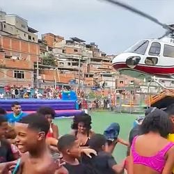 Imagem - Rapper Oruam pousa helicóptero em meio a quadra cheia de crianças