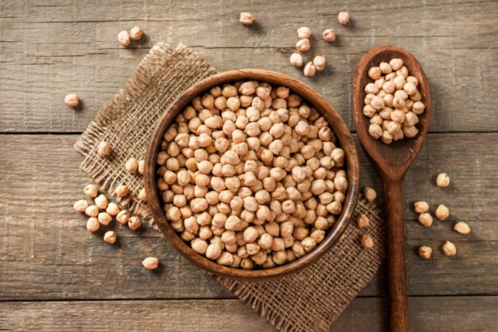 O grão-de-bico é um alimento que contém todos os aminoácidos essenciais para o organismo (Imagem: LumenSt | Shutterstock)