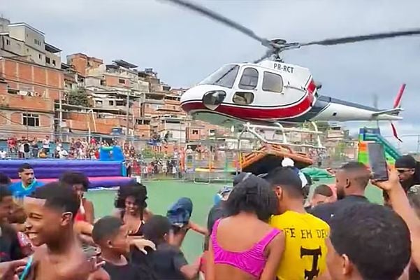 Helicóptero pousando no Complexo da Penha