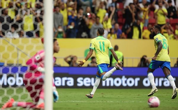 Raphinha comemora o primeiro gol do Brasil sobre o Peru