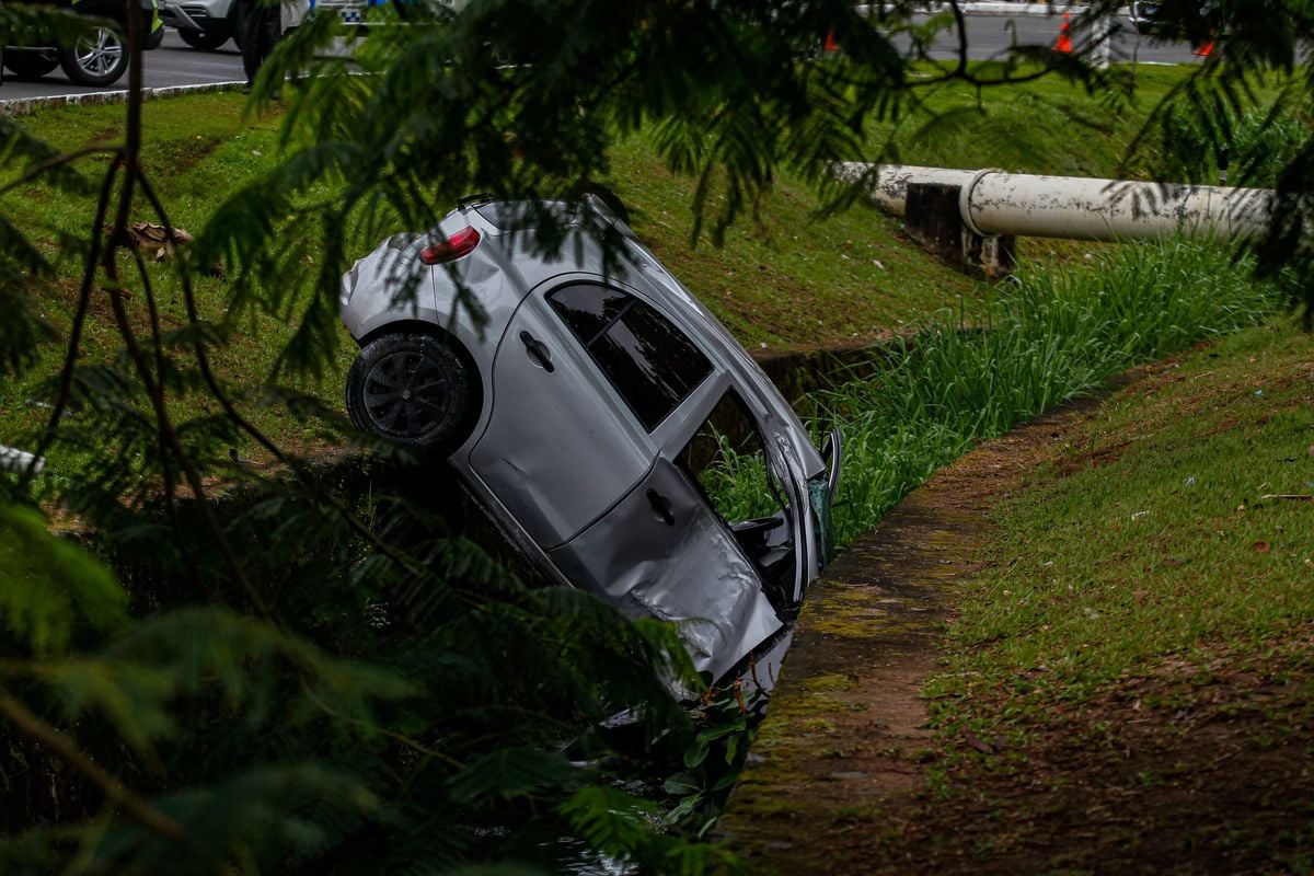 Veículo cai em vala na Av. Reitor Miguel Calmon