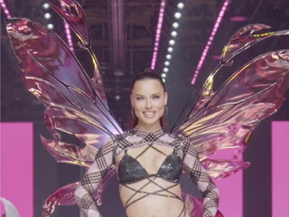 Imagem - Adriana Lima faz retorno triunfal às passarelas no Victoria’s Secret Fashion Show