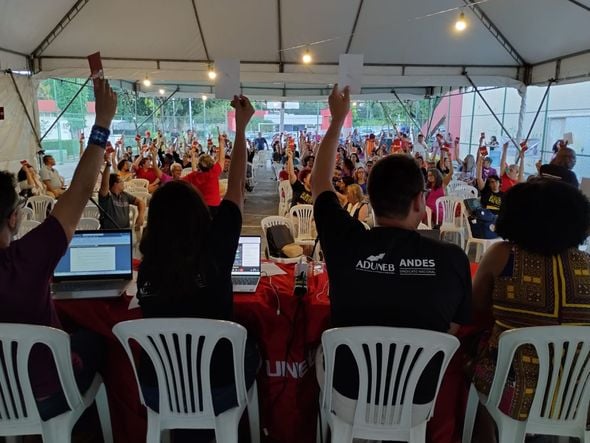 Imagem - Uneb aprova fim da greve dos professores em assembleia