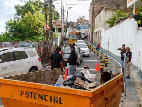 Imagem - Barbalho: homem é achado morto com marcas de facadas e pernas amarradas em lata de lixo