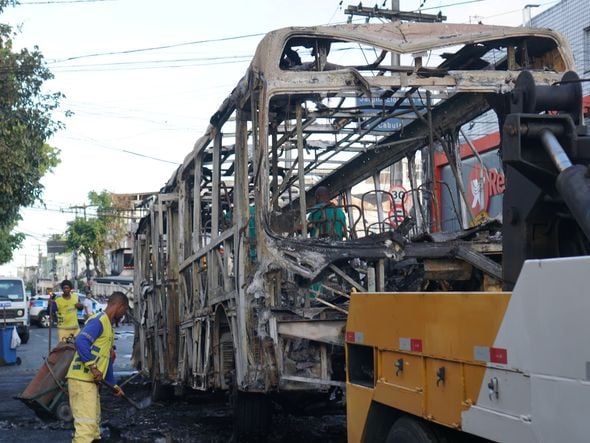 Imagem - Itens de loja foram atingidos por fogo ateado a ônibus no IAPI