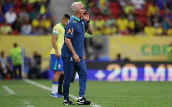 Dorival Júnior à beira do campo no jogo do Brasil contra Peru