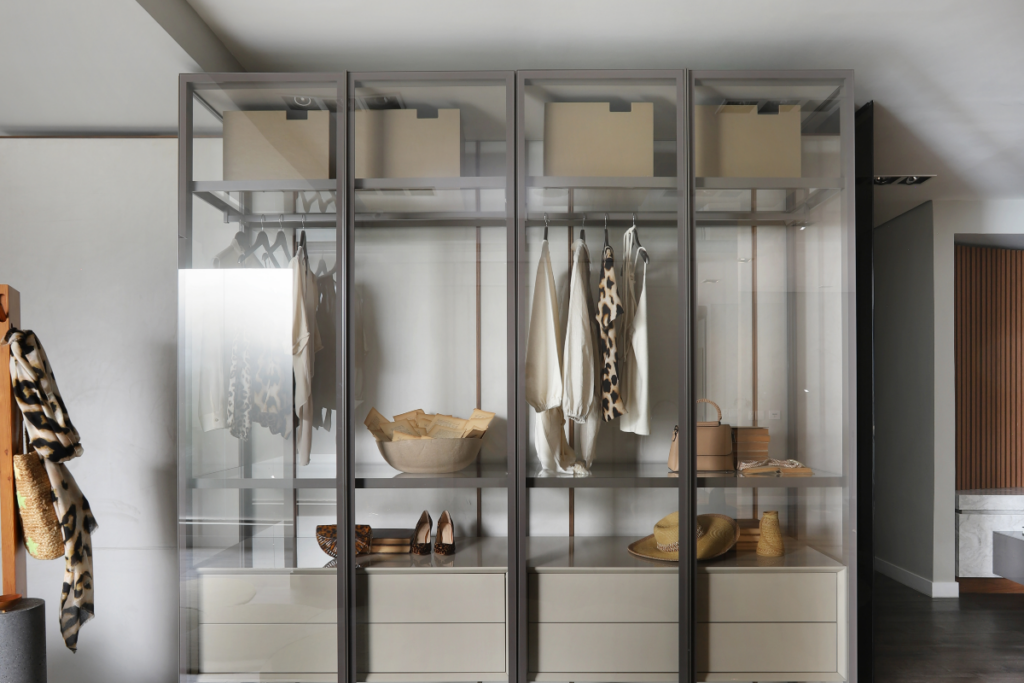 Closets com fechamento em vidro são uma opção para quem quer que o espaço seja aberto e fechado ao mesmo tempo (Projeto: SCA Jardim Europa | Imagem: Mariana Orsi) por Projeto: SCA Jardim Europa | Imagem: Mariana Orsi
