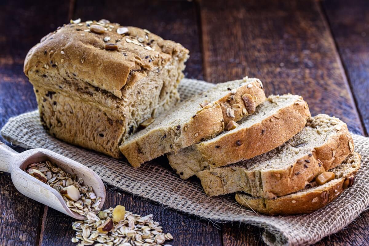 Pão de aveia com castanhas e linhaça (Imagem: RHJPhtotos | Shutterstock)  por Imagem: RHJPhtotos | Shutterstock