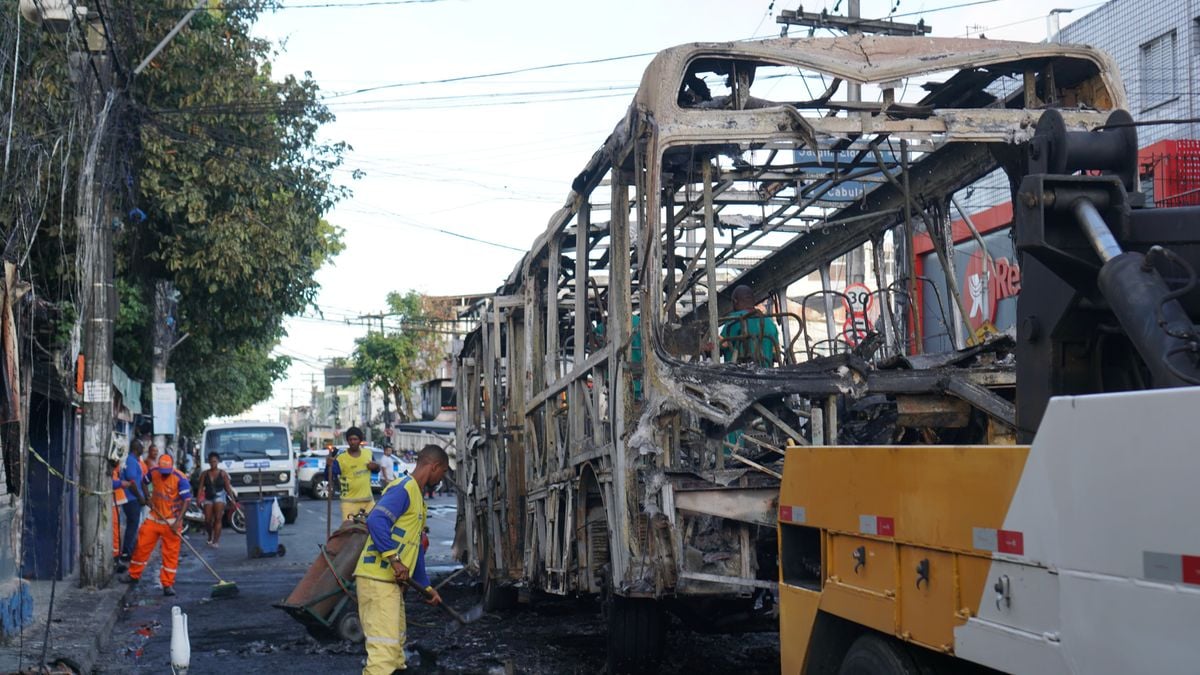 Ônibus foi incendiado