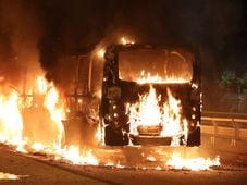Imagem - Morador de rua dorme com vela acesa em ônibus e fogo atinge oito carros