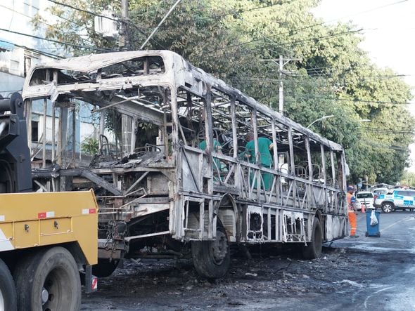 Imagem - Queima de ônibus demonstra ausência de controle do Estado, diz especialista