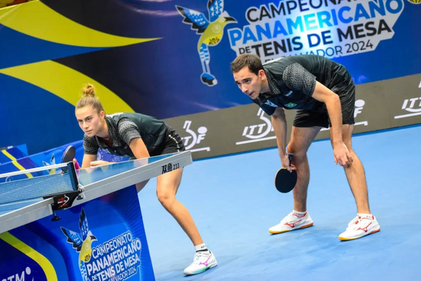 Bruna Takahashi e Hugo Calderano em ação no Pan-Americano de tênis de mesa