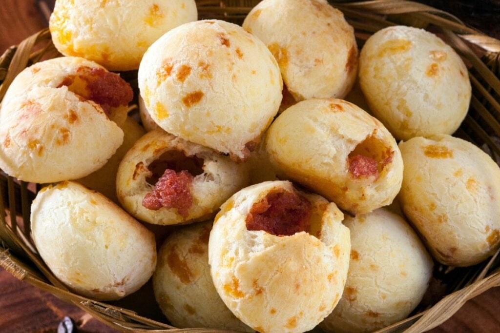 Pão de queijo com calabresa (Imagem: rocharibeiro | Shutterstock) por Imagem: rocharibeiro | Shutterstock