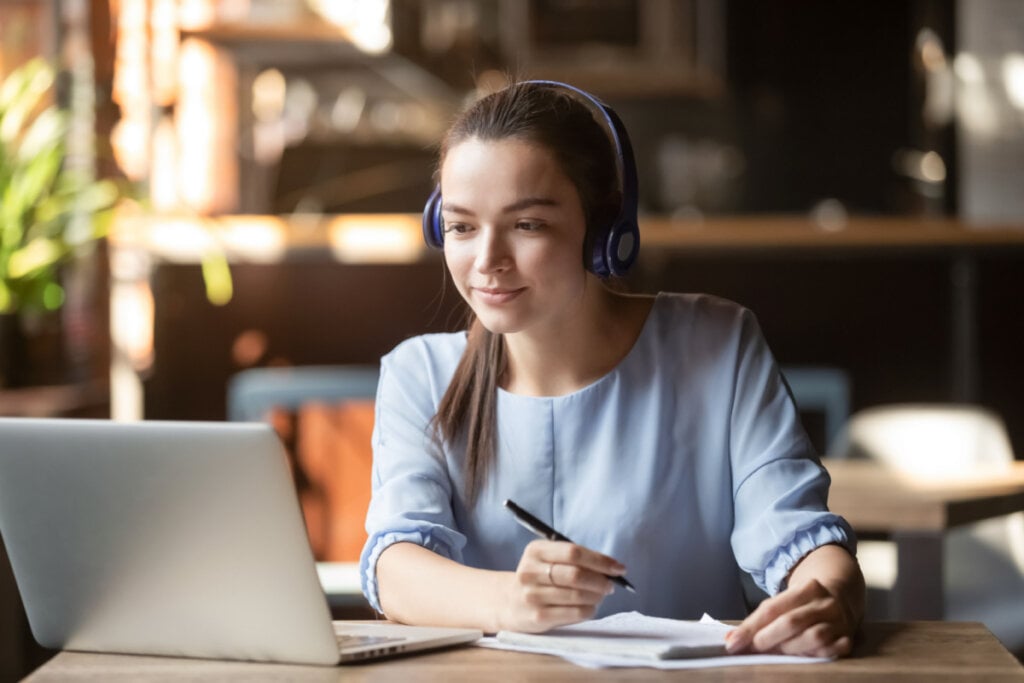 Um cronograma de estudo ajuda a manter o foco e a organização (Imagem: fizkes | ShutterStock) por Imagem: fizkes | ShutterStock