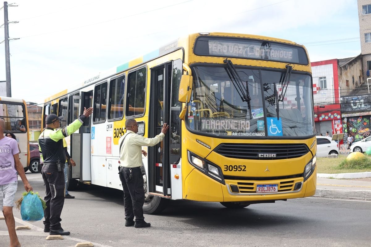 Equipes da Transalvador acompanham movimento de ônibus