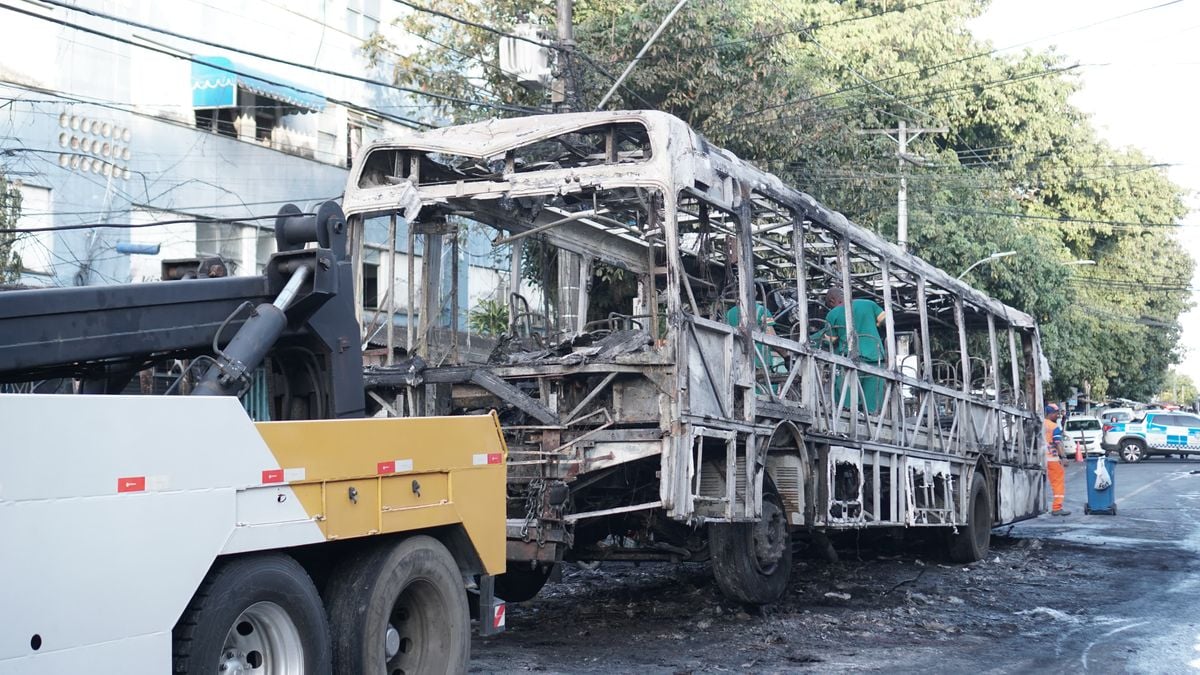 Ônibus incendiado no IAPI