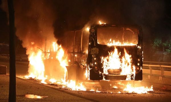 Ônibus são incendiados durante protesto contra as reformas trabalhista e da Previdência