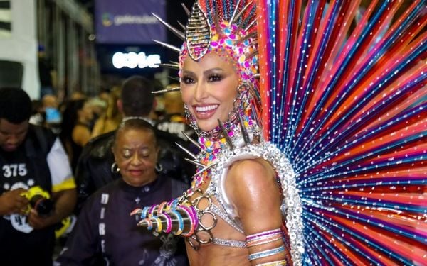 Sabrina Sato desfilando no carnaval