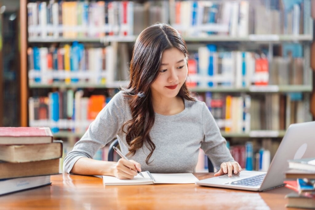 A comparação pode ser uma estratégia para fixar melhor o conteúdo na memória (Imagem: TZIDO SUN | Shutterstock) por Imagem: TZIDO SUN | Shutterstock