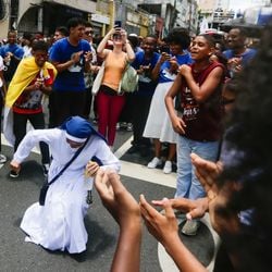 Imagem - Ao som do pagode, trio elétrico arrasta multidão de jovens católicos pelas ruas do centro