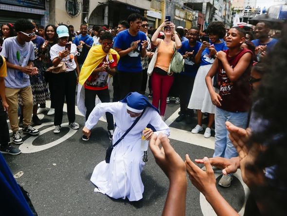 Imagem - Ao som do pagode, trio elétrico arrasta multidão de jovens católicos pelas ruas do centro