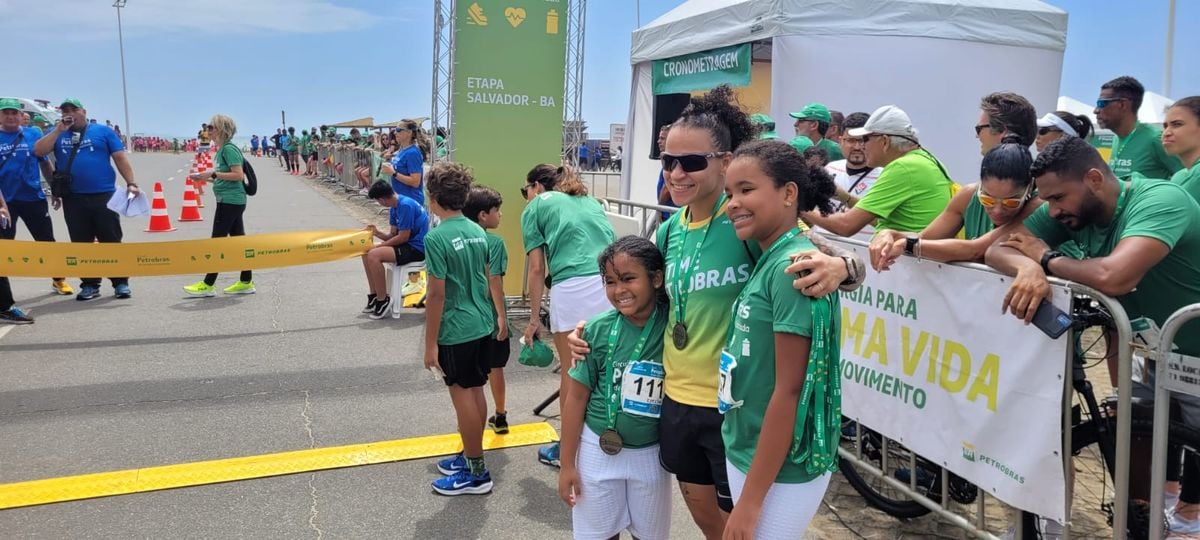 Bia took photos with children who also participated in the running circuit