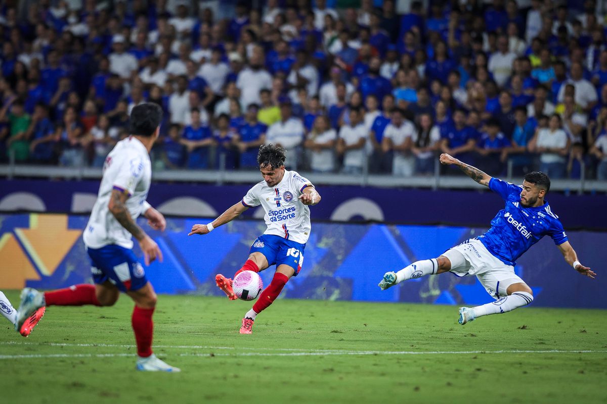 Biel em ação contra o Cruzeiro, no Mineirão