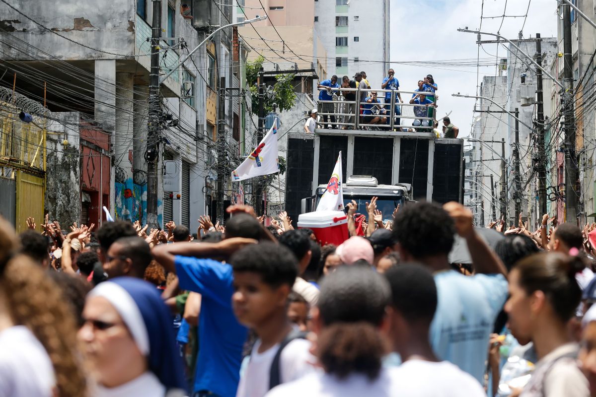 Trio saiu da Praça Municipal e passou pela Castro Alves, Carlos Gomes, Campo Grande e Avenida Sete