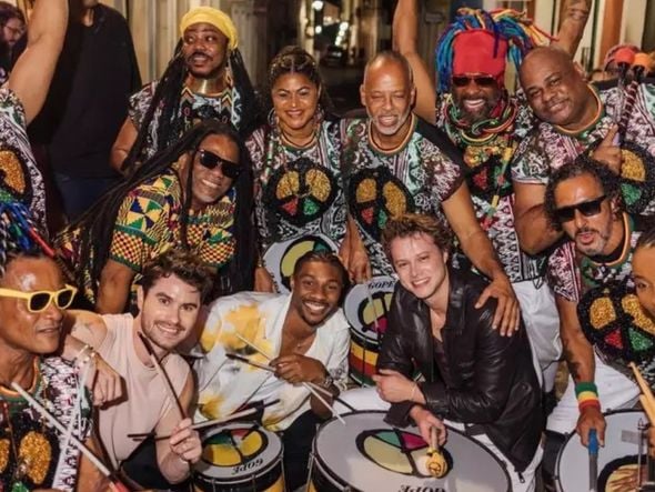 Imagem - Em Salvador, atores de Outer Banks curtem com Olodum e dançam com camisa do Bahia