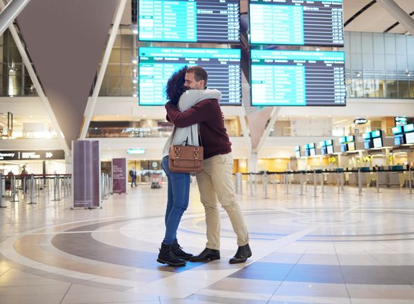 Abraço em aeroporto