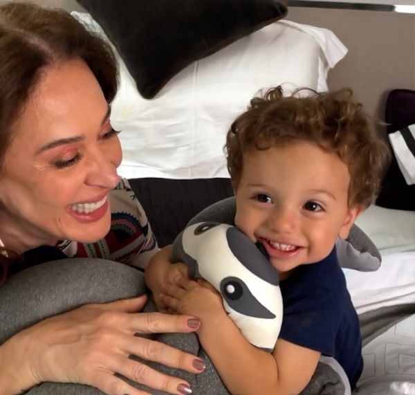 Claudia Raia e o filho Luca