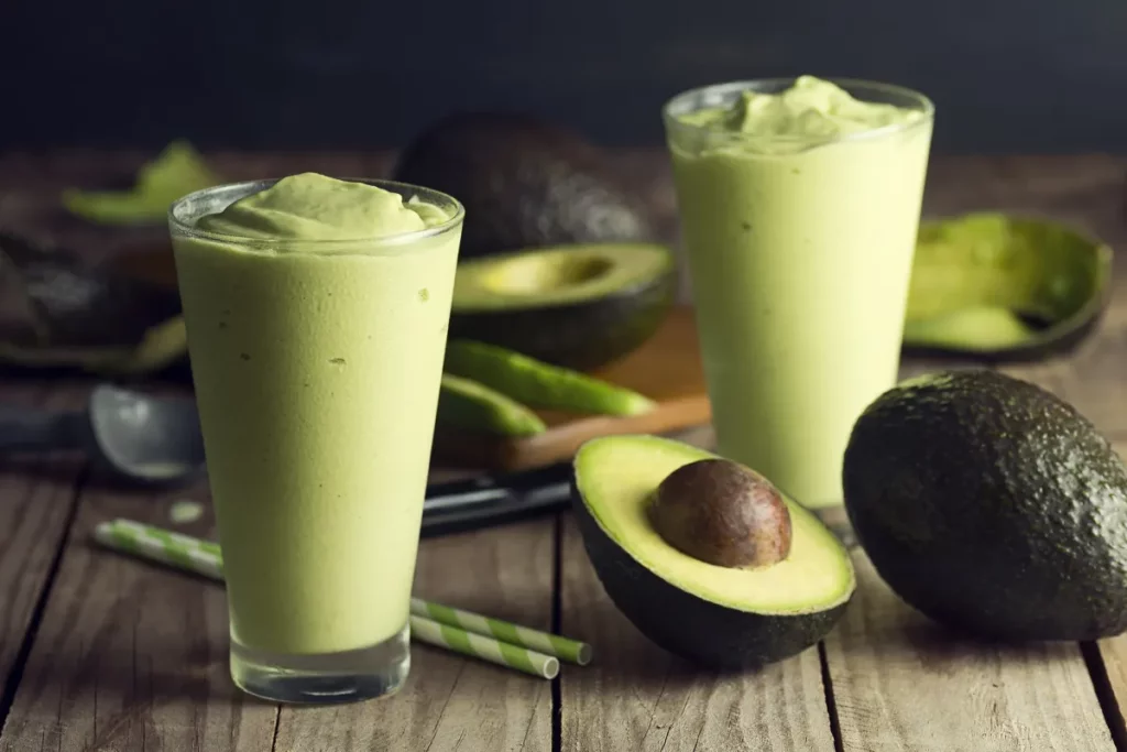 [Edicase]Smoothie de abacate e leite de amêndoas (Imagem: kvladimirv | Shutterstock) por Imagem: kvladimirv | Shutterstock