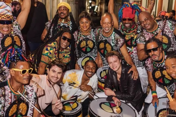 Elenco de Outer Banks com o Olodum em Salvador