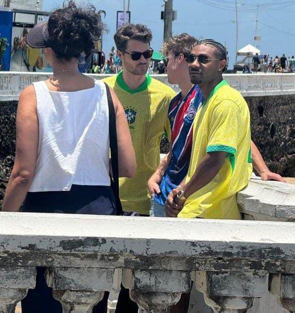 Cast of Outer Banks in Salvador