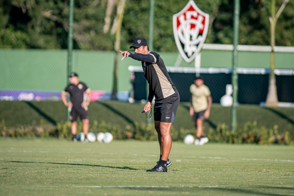 Upon return, Vitória surpasses the first round's score with eight games to be played