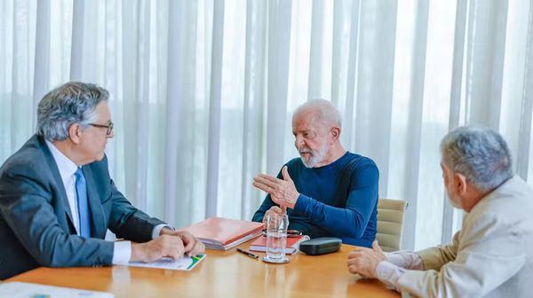 O presidente Lula recebeu o ministro Alexandre Padilha e o assessor Celso Amorim no Palácio da Alvorada nesta segunda-feira (21)