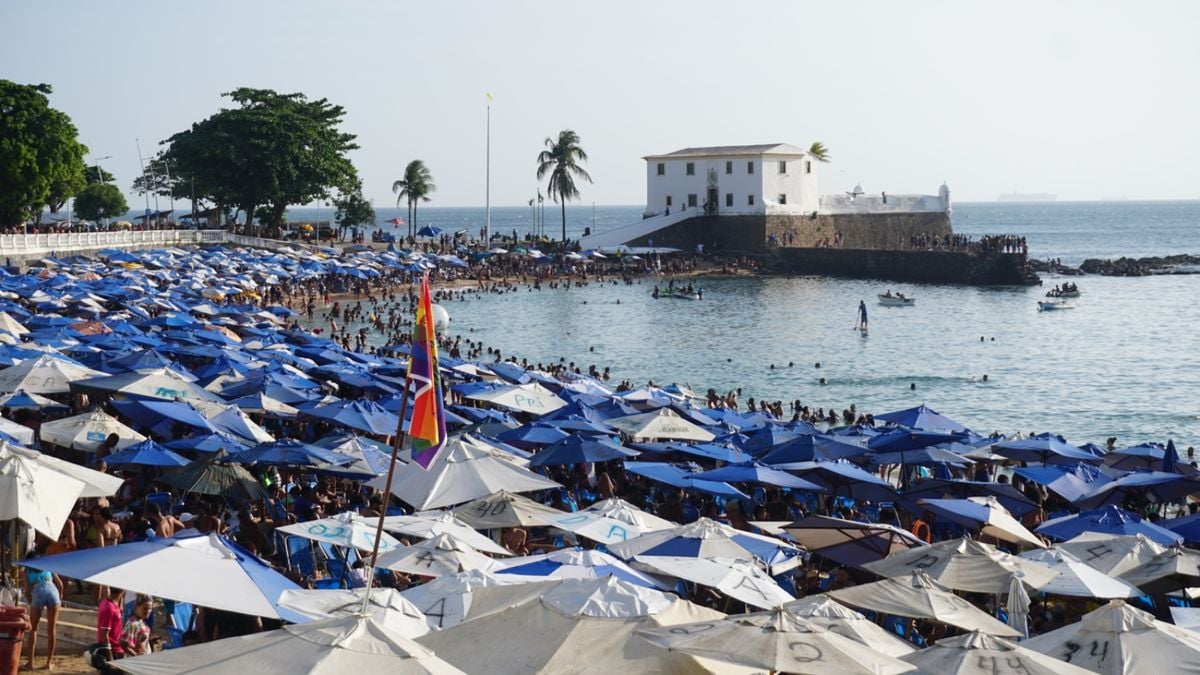 Praia da Barra ficou lotada nesta segunda