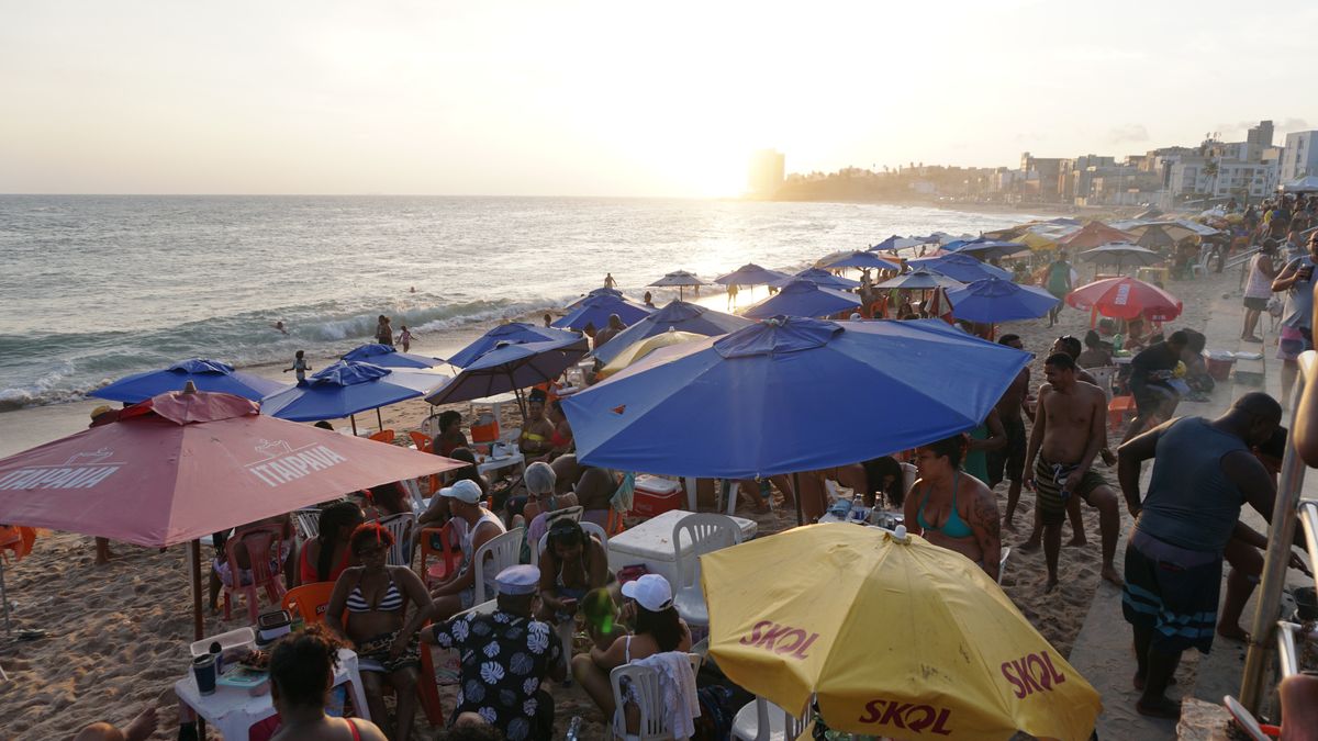 Praia de Amaralina teve paredão e churrasco