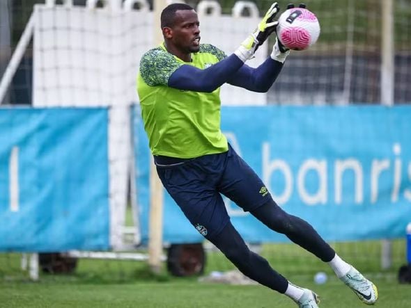 Imagem - Ex-Vitória, goleiro Caíque pede desculpas após arremessar objeto em criança no Gre-Nal: 'Sem intenção'