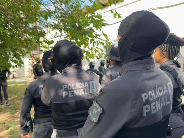 Imagem - Operação apreende celulares, drogas e armas brancas após revista em 165 celas no Conjunto Penal de Feira