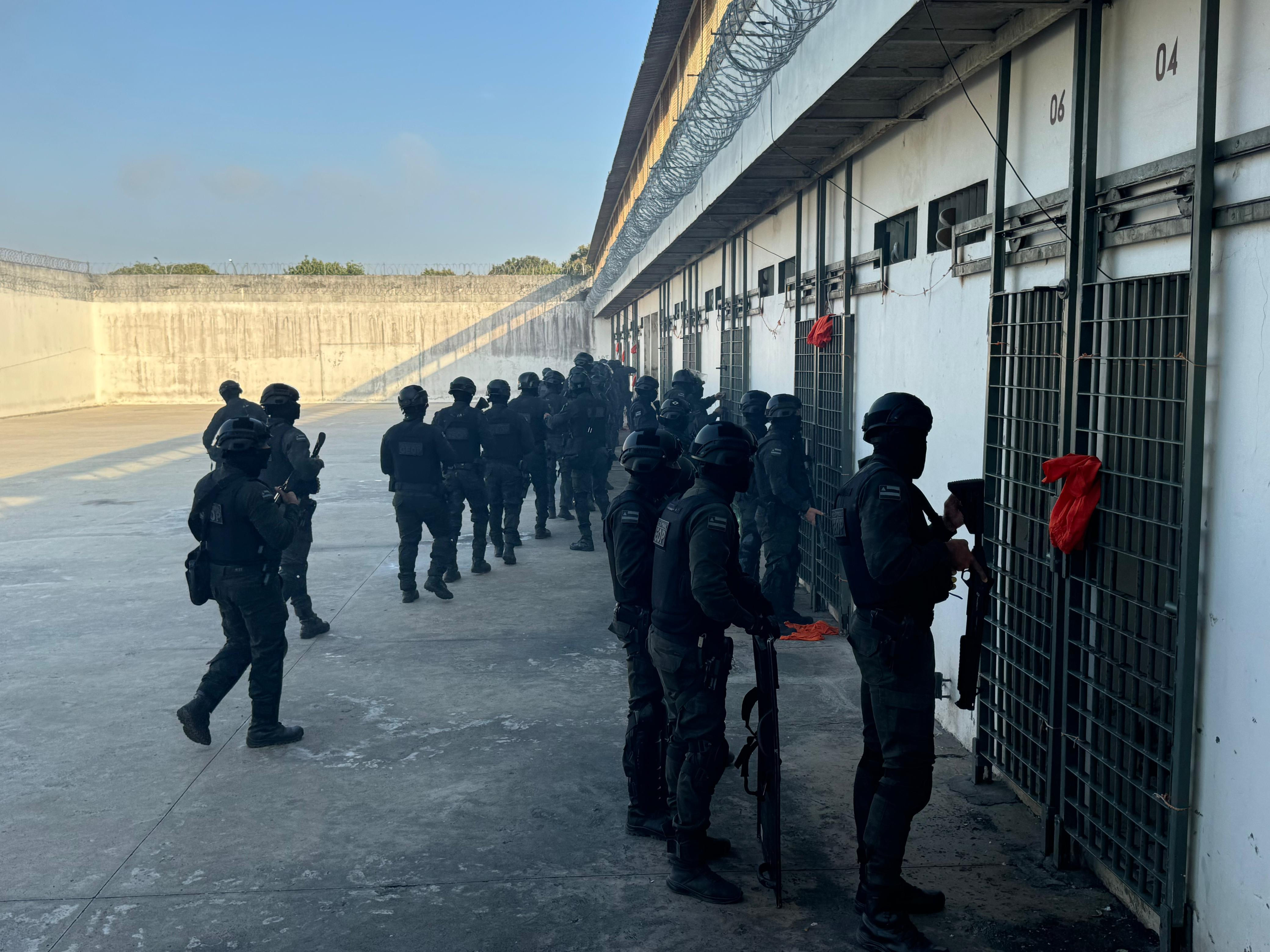 Conjunto Penal de Feira de Santana recebe operação por Nucom/Seap.