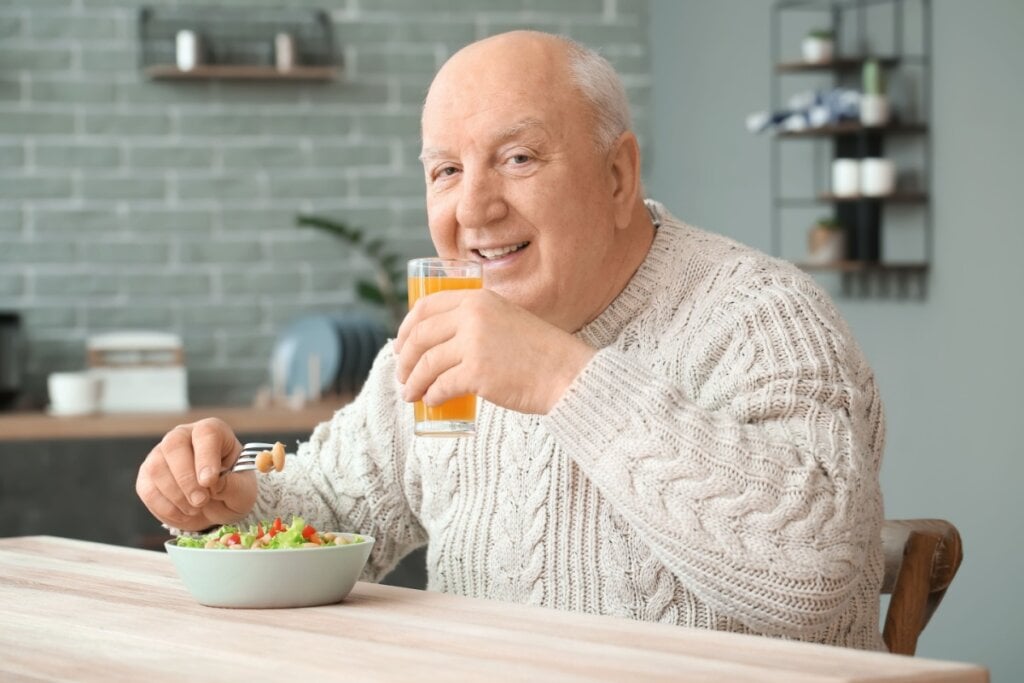 Manter uma dieta saudável ajuda a reduzir o desgaste dos dentes (Imagem: Pixel-Shot | Shutterstock) por Imagem: Pixel-Shot | Shutterstock