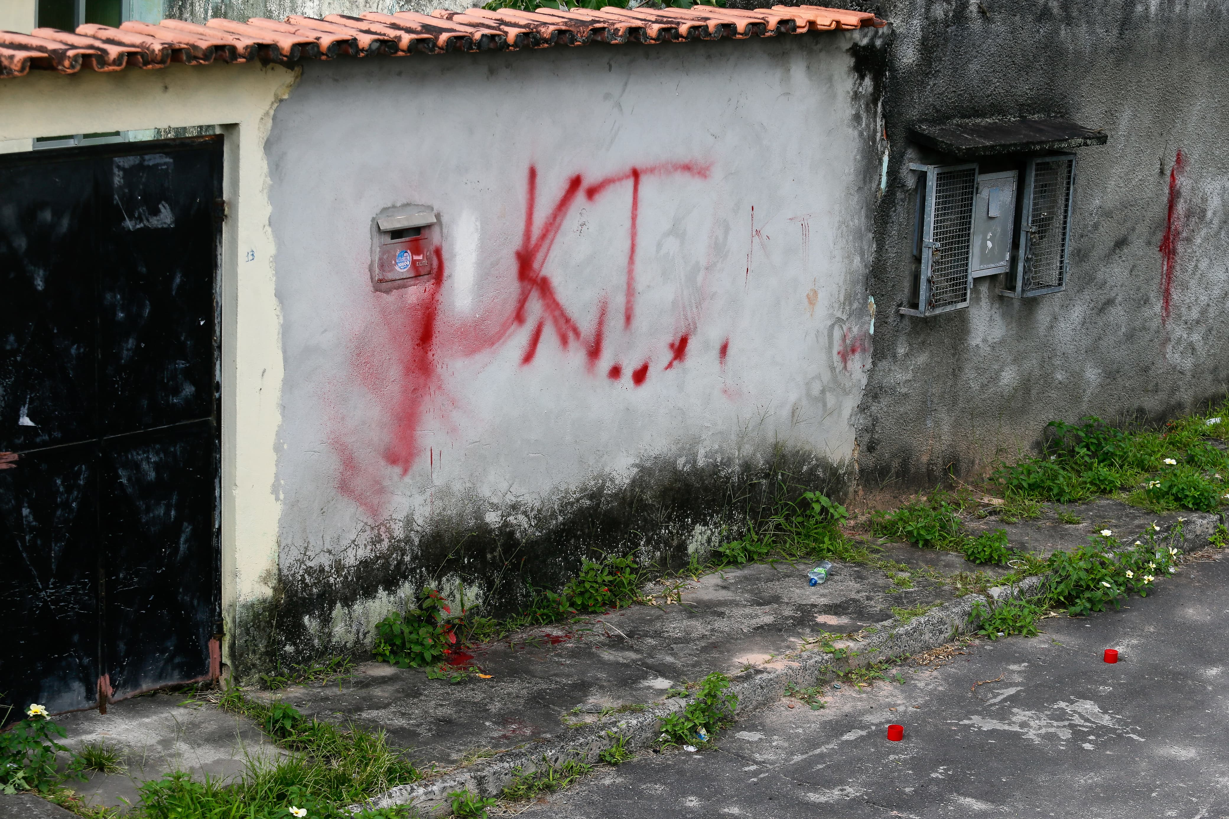 Sigla da Katiara em muro em Cajazeiras XI por Arisson Marinho/CORREIO