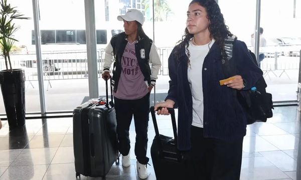 Angelina (na frente) e Adriana são as úlitmas a se apresentarem para amistosos da seleção brasileira feminina de futebol contra a Colômbia