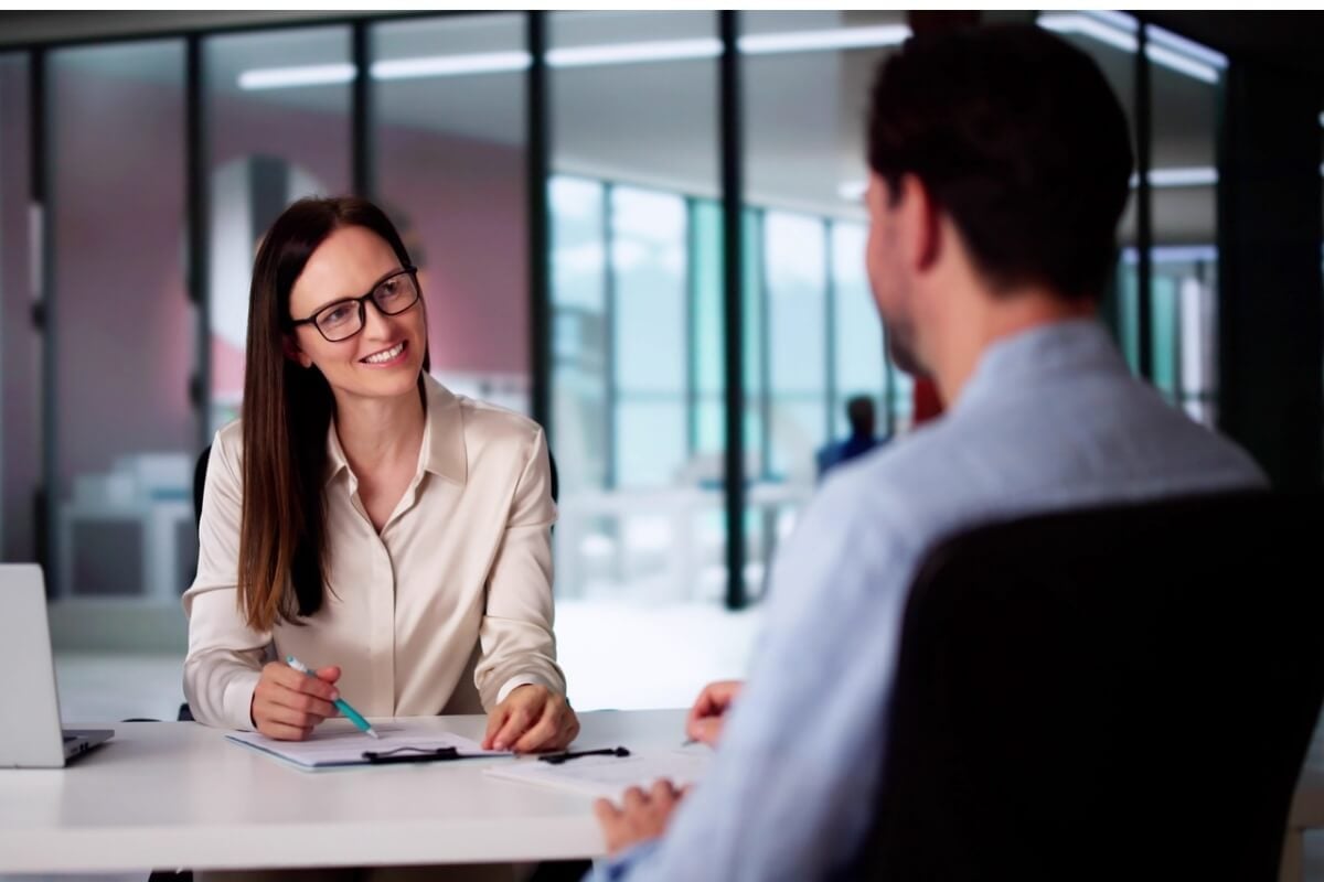 Entrevista de emprego em outro idioma está cada vez mais comum diante do mercado de trabalho globalizado (Imagem: Andrey_Popov | Shutterstock)