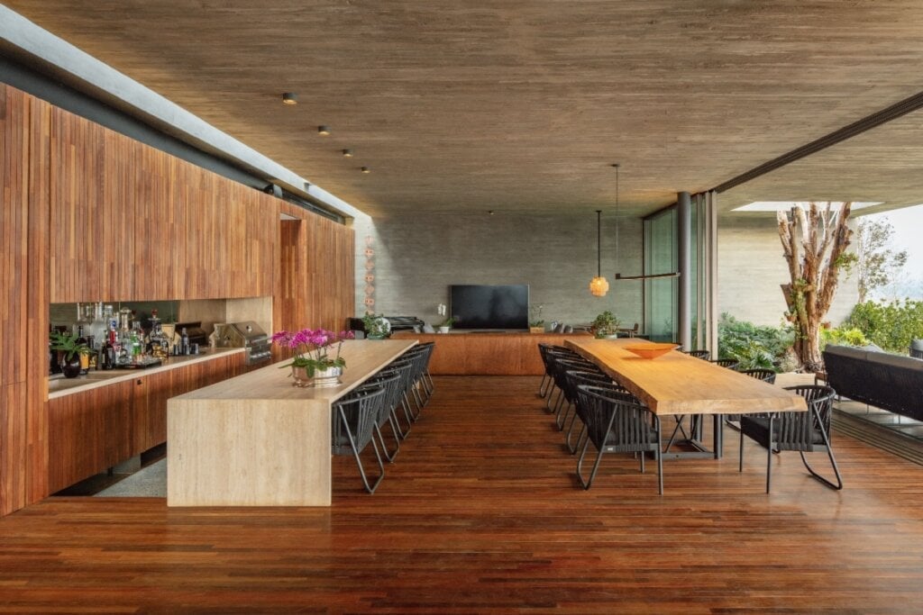 Para a escolha da madeira para o piso é importante levar em conta o estilo da arquitetura (Projeto: Sabella Arquitetura | Imagem: Manuel Sá) por Projeto: Sabella Arquitetura | Imagem: Manuel Sá