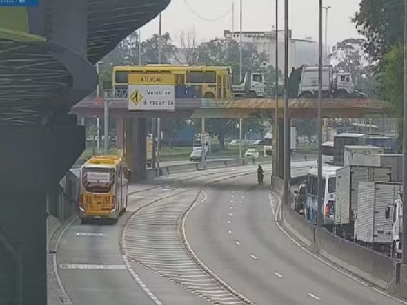 Imagem - Uma pessoa morre e 5 ficam feridas após tiroteio fechar Avenida Brasil no Rio de Janeiro