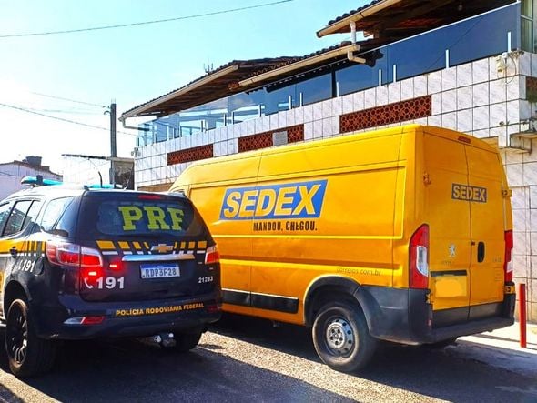 Imagem - Furgão roubado que se passava por veículo dos Correios é apreendido