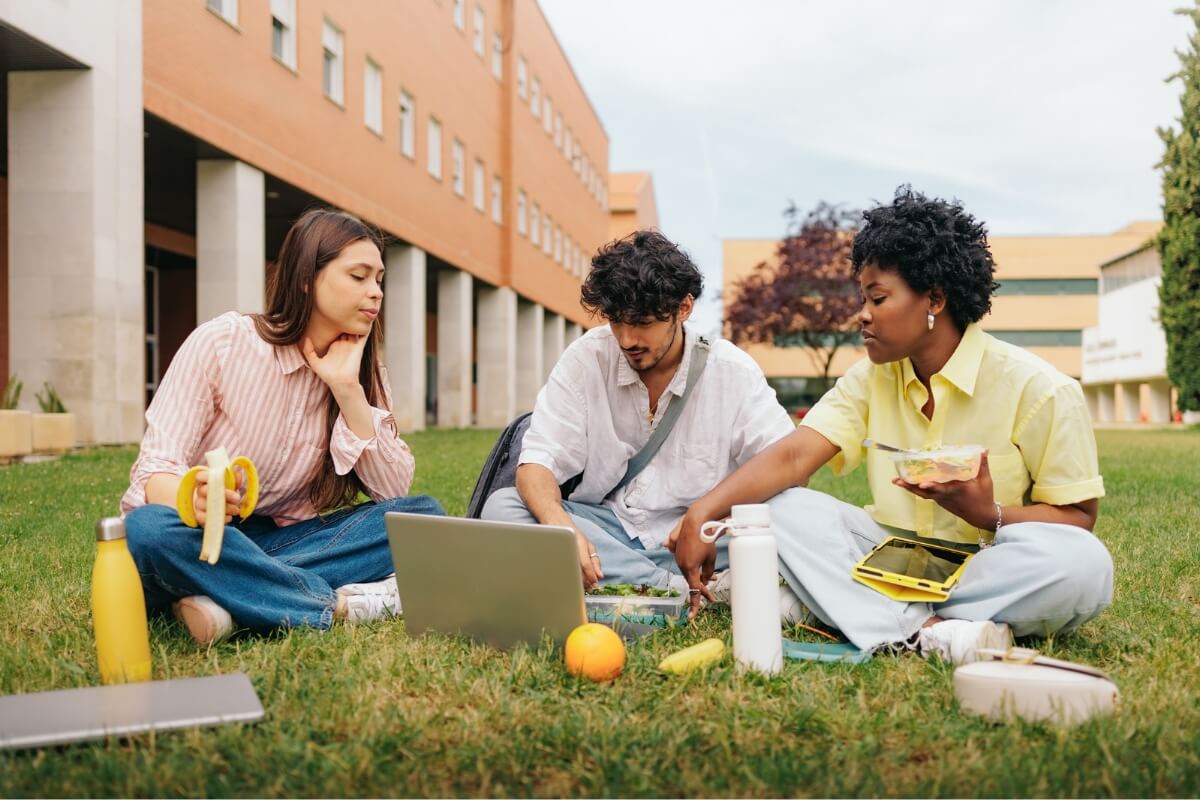 Alimentação e sono de qualidade podem aumentar o desempenho dos estudantes no Enem (Imagem: alvan.ph | Shutterstock)  por Imagem: alvan.ph | Shutterstock